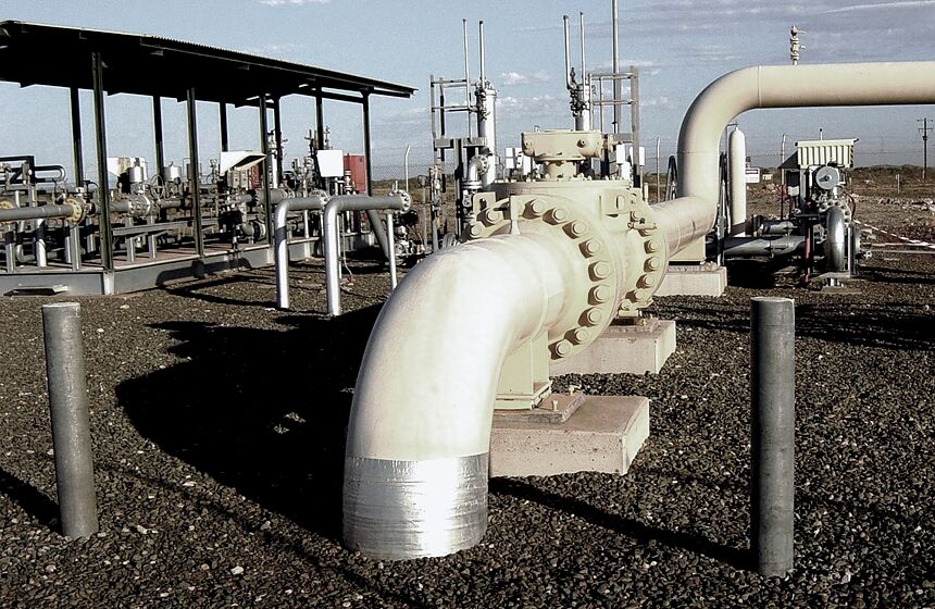 Жёлтый газопровод с запорной арматурой на газораспределительной станции